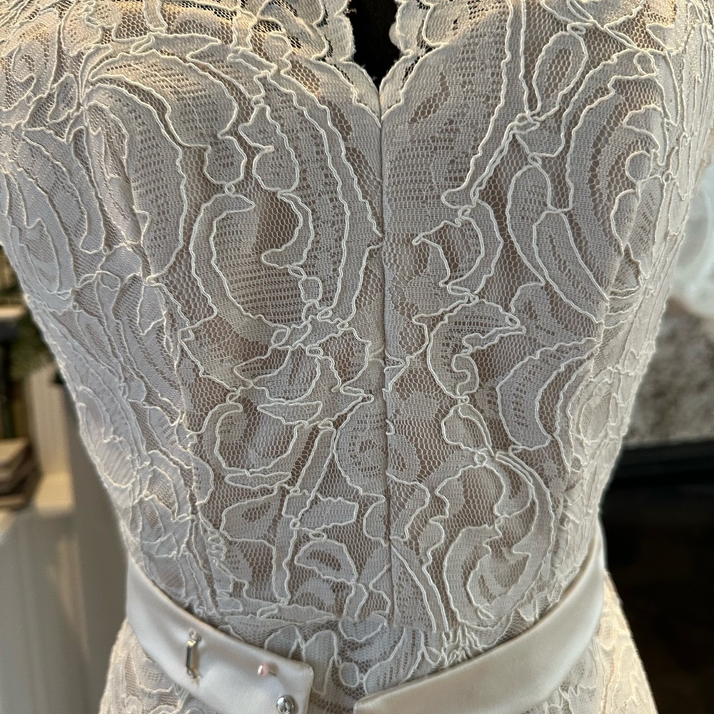 Elegant White Lace Dress with Belt - Picture 2 of 12